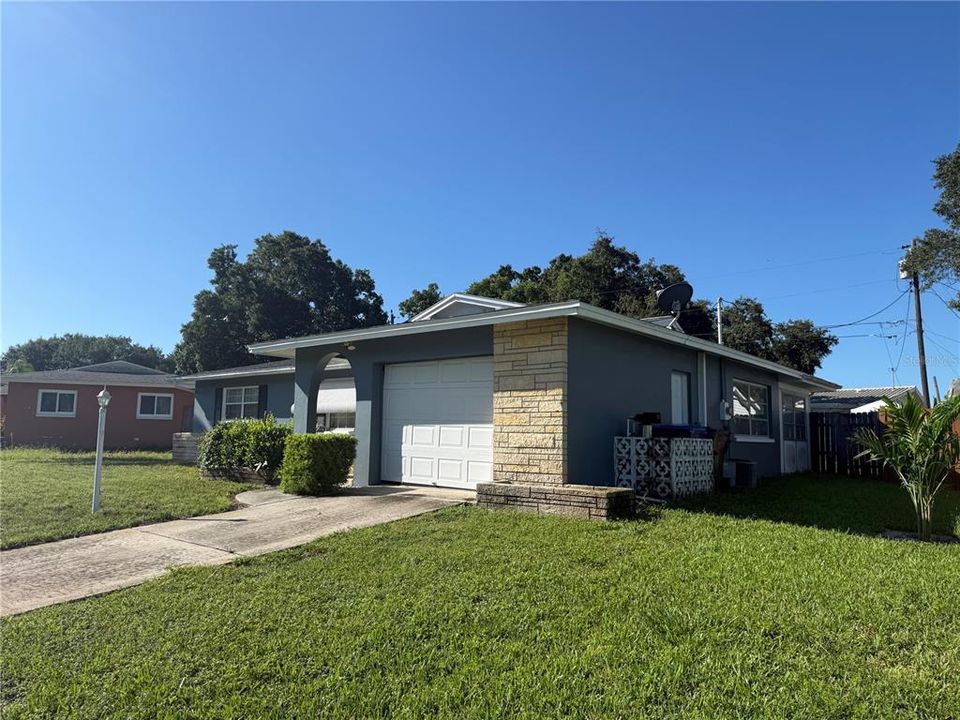 For Sale: $299,000 (2 beds, 1 baths, 1019 Square Feet)