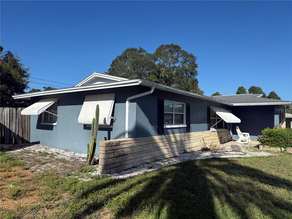 For Sale: $299,000 (2 beds, 1 baths, 1019 Square Feet)