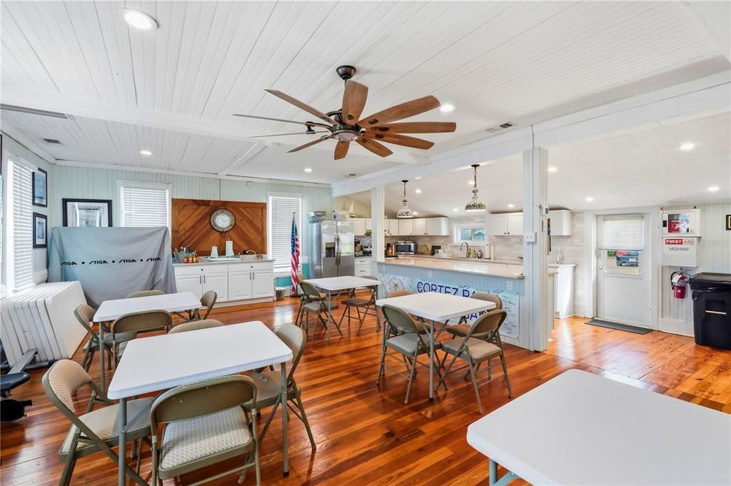For Sale: $134,900 (1 beds, 1 baths, 606 Square Feet)