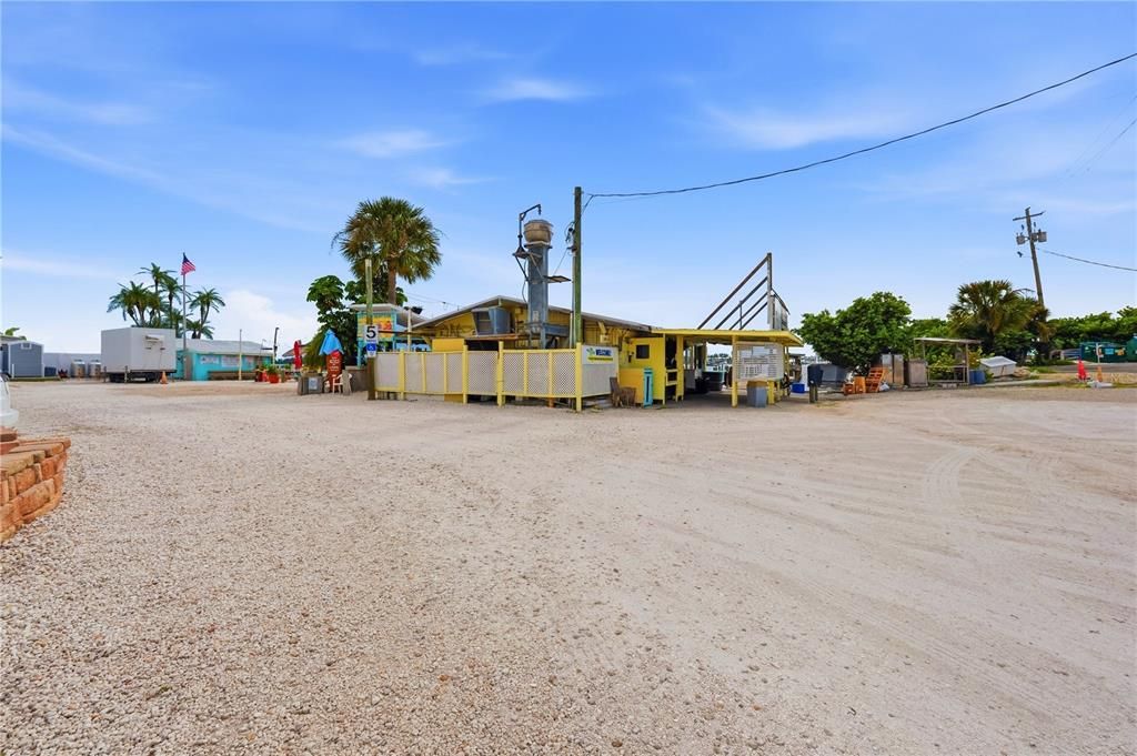 For Sale: $134,900 (1 beds, 1 baths, 606 Square Feet)