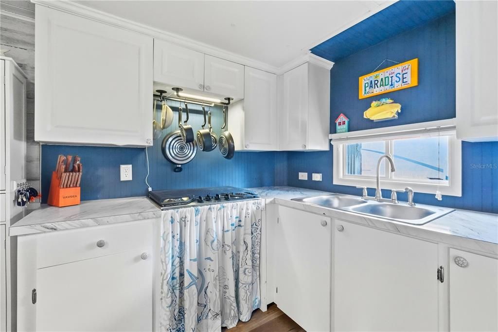 For Sale: $134,900 (1 beds, 1 baths, 606 Square Feet)