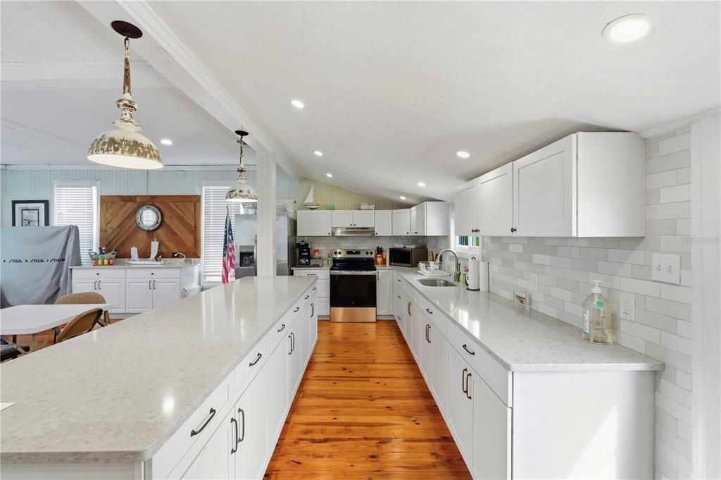 For Sale: $134,900 (1 beds, 1 baths, 606 Square Feet)