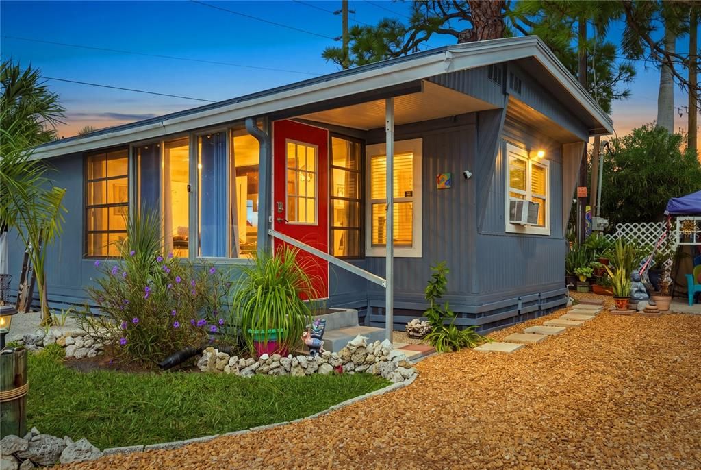 For Sale: $134,900 (1 beds, 1 baths, 606 Square Feet)