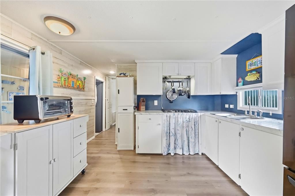 For Sale: $134,900 (1 beds, 1 baths, 606 Square Feet)