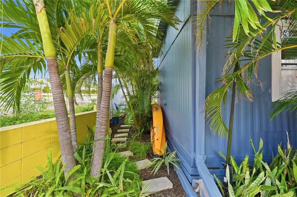 For Sale: $134,900 (1 beds, 1 baths, 606 Square Feet)