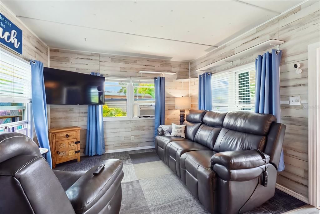 For Sale: $134,900 (1 beds, 1 baths, 606 Square Feet)