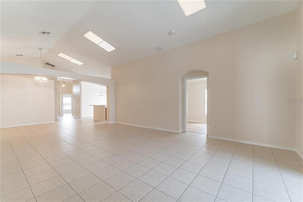 В аренду: $2,895 (5 спален, 4 ванн, 2136 Квадратных фут)