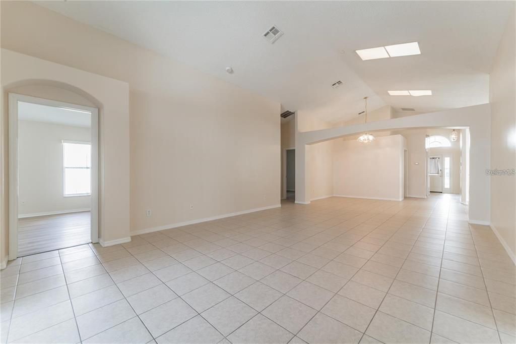 В аренду: $2,895 (5 спален, 4 ванн, 2136 Квадратных фут)