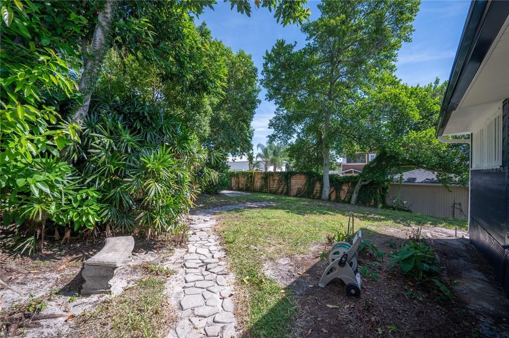 For Sale: $269,900 (2 beds, 1 baths, 1064 Square Feet)