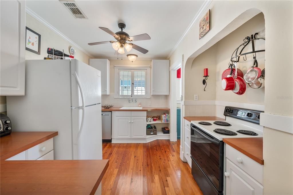 For Sale: $269,900 (2 beds, 1 baths, 1064 Square Feet)