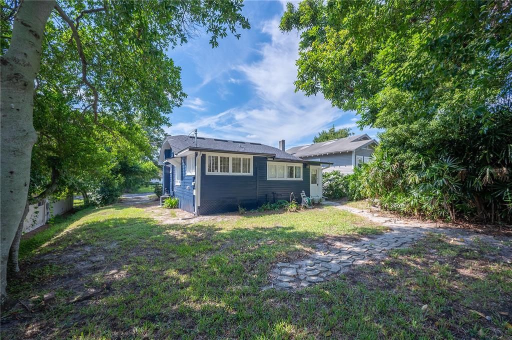 For Sale: $269,900 (2 beds, 1 baths, 1064 Square Feet)