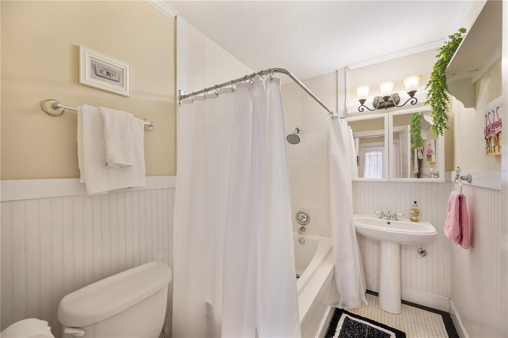 For Sale: $269,900 (2 beds, 1 baths, 1064 Square Feet)
