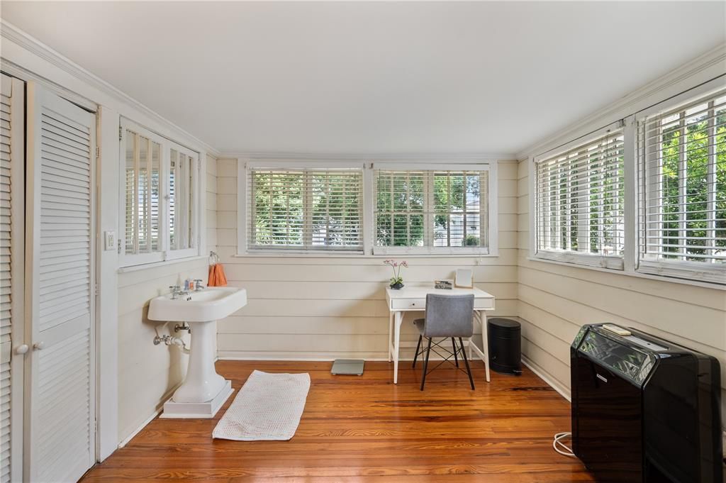 For Sale: $269,900 (2 beds, 1 baths, 1064 Square Feet)