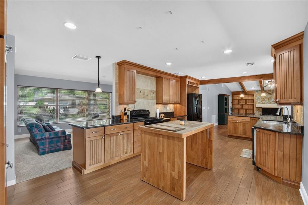 For Sale: $555,000 (4 beds, 2 baths, 2462 Square Feet)