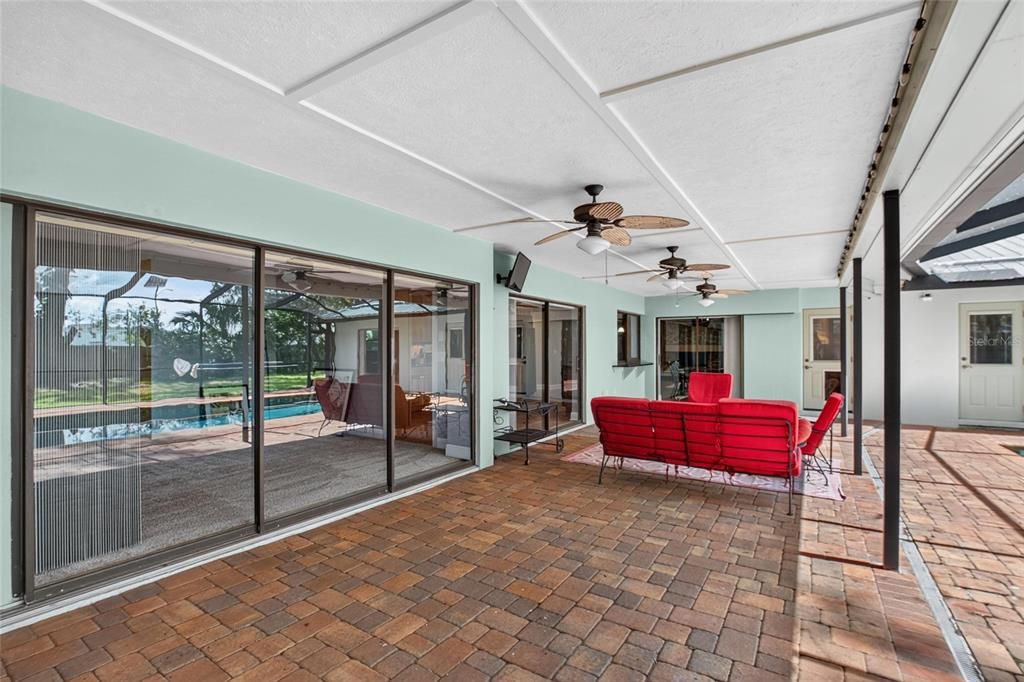 For Sale: $555,000 (4 beds, 2 baths, 2462 Square Feet)