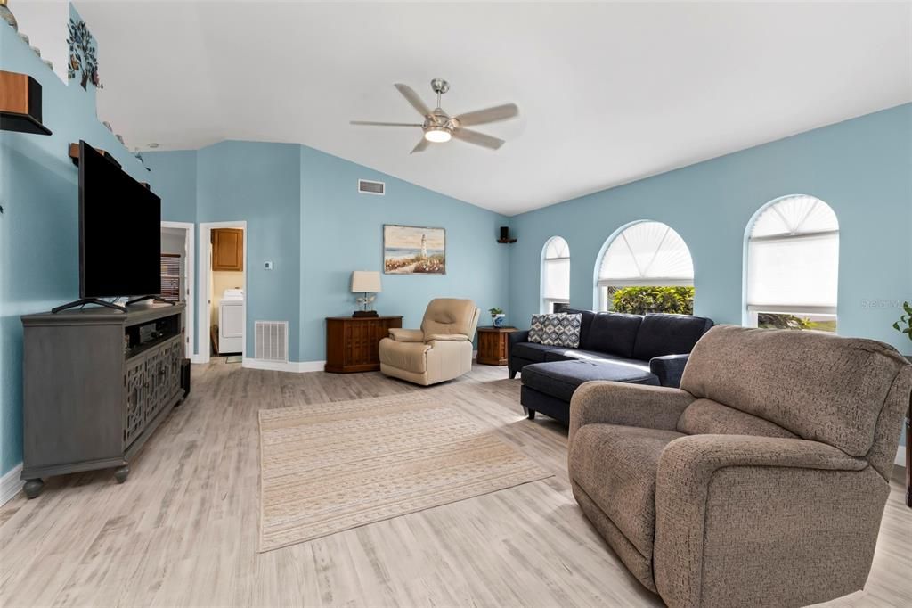 For Sale: $367,500 (3 beds, 2 baths, 1708 Square Feet)
