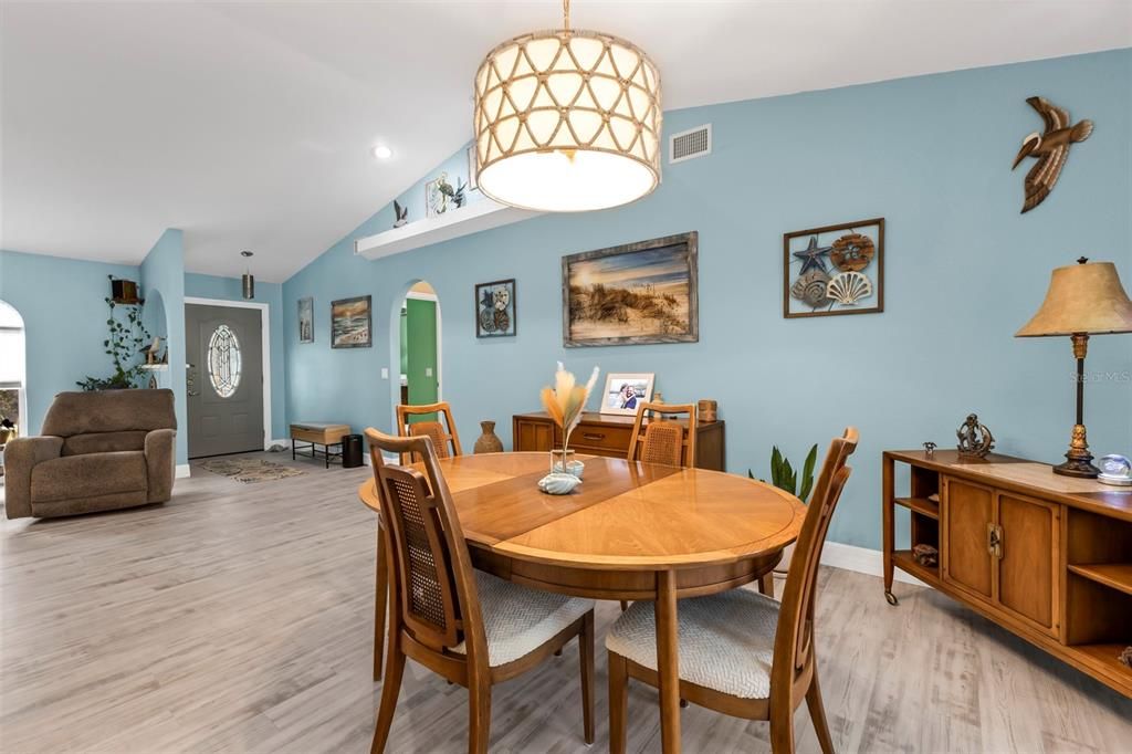 For Sale: $367,500 (3 beds, 2 baths, 1708 Square Feet)
