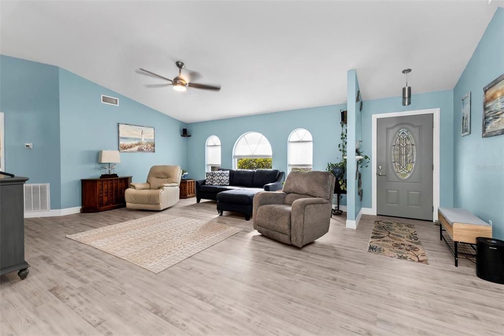 For Sale: $367,500 (3 beds, 2 baths, 1708 Square Feet)
