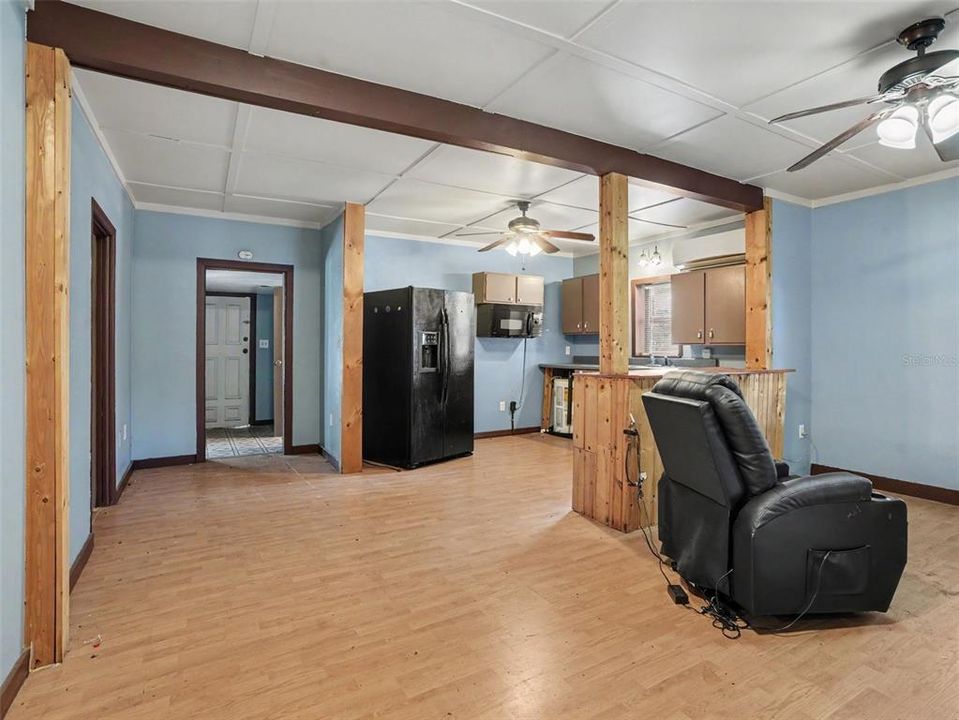For Sale: $125,000 (3 beds, 1 baths, 900 Square Feet)