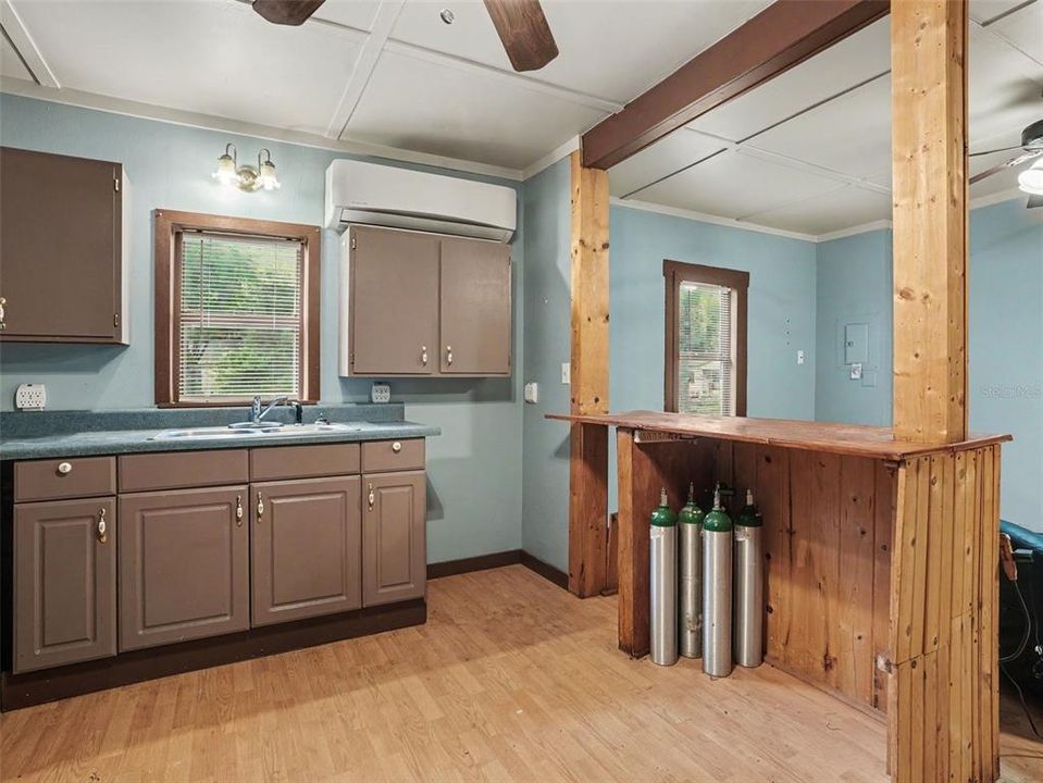 For Sale: $125,000 (3 beds, 1 baths, 900 Square Feet)
