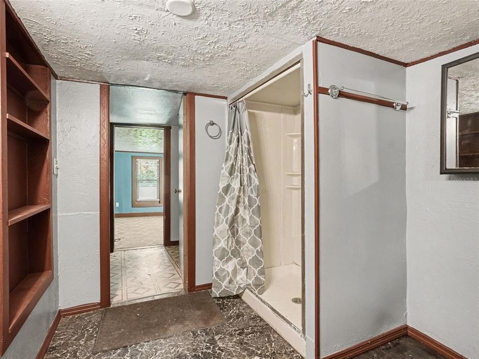 For Sale: $125,000 (3 beds, 1 baths, 900 Square Feet)