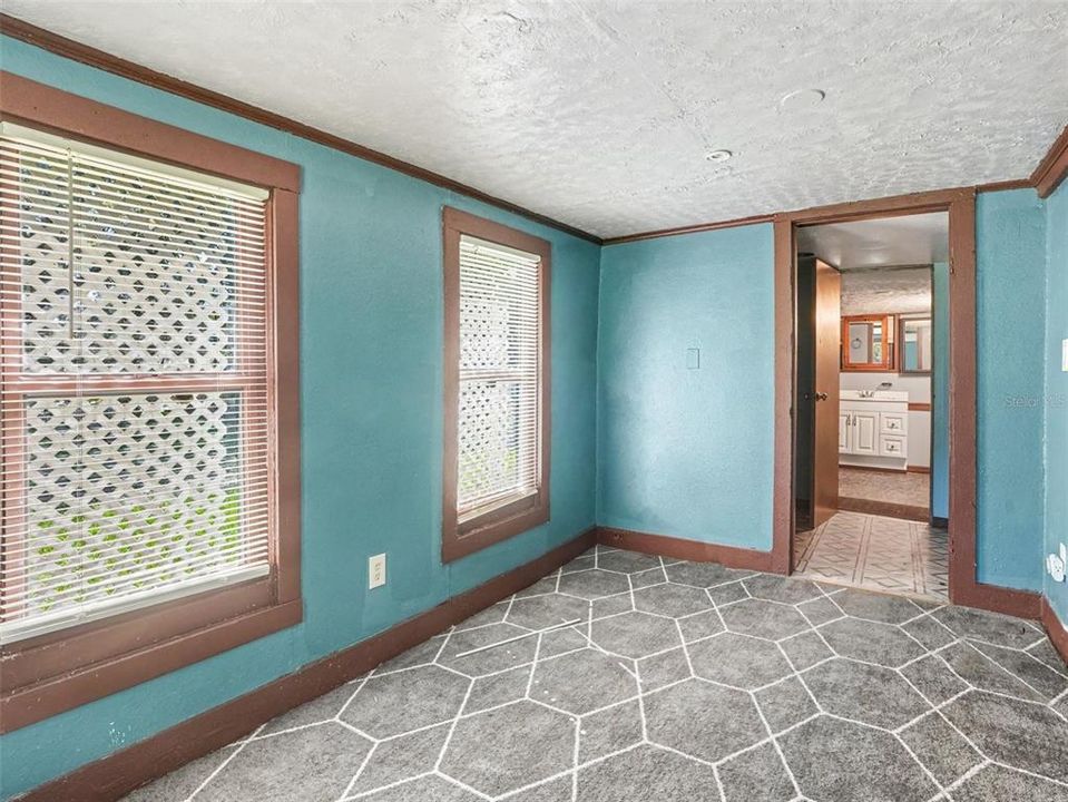 For Sale: $125,000 (3 beds, 1 baths, 900 Square Feet)