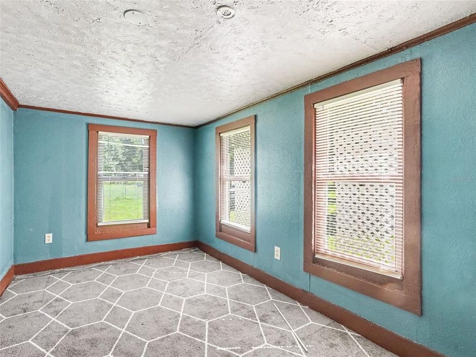 For Sale: $125,000 (3 beds, 1 baths, 900 Square Feet)