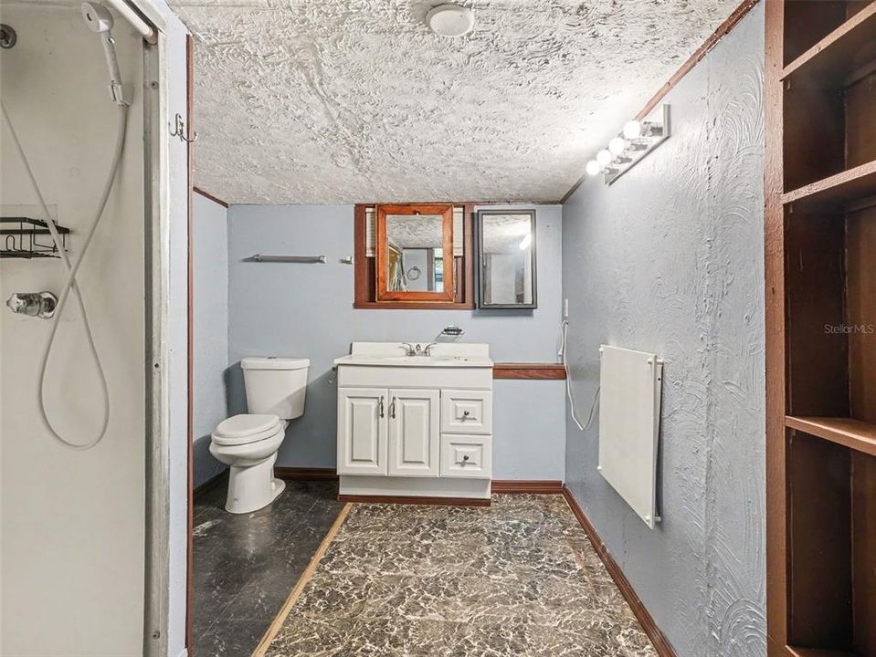 For Sale: $125,000 (3 beds, 1 baths, 900 Square Feet)