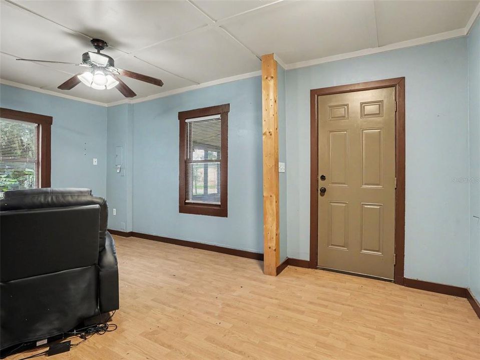 For Sale: $125,000 (3 beds, 1 baths, 900 Square Feet)
