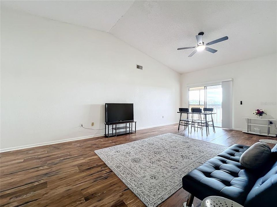 For Rent: $1,650 (3 beds, 2 baths, 1310 Square Feet)