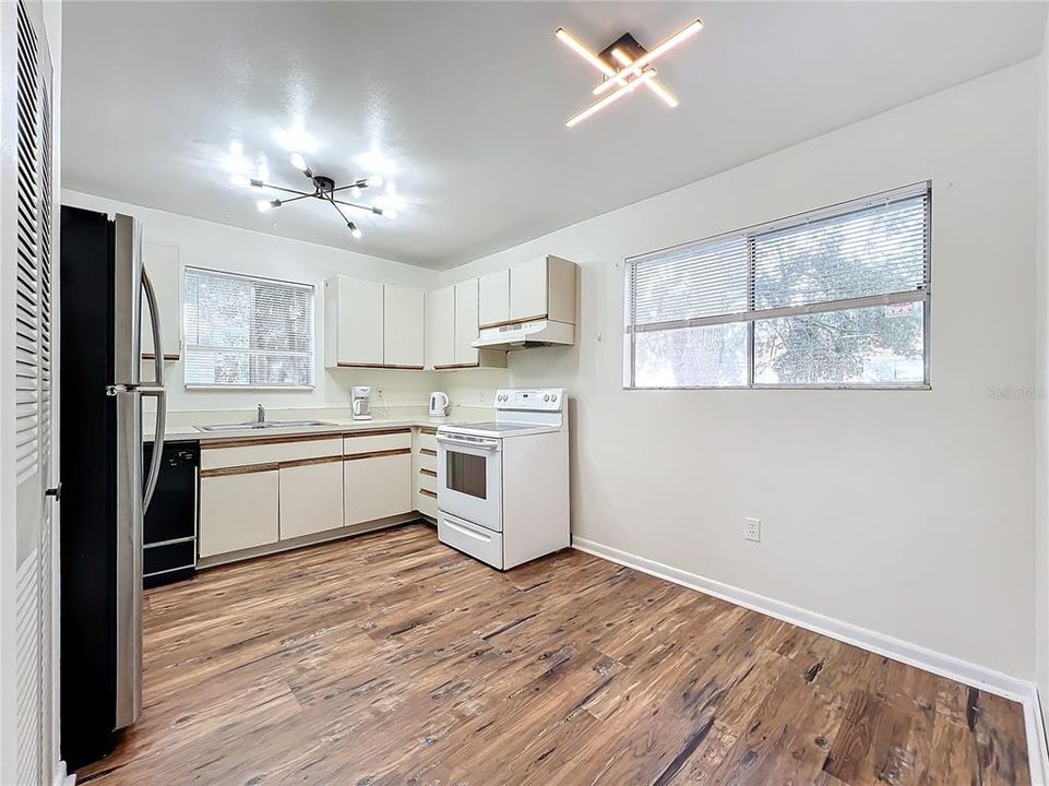 For Rent: $1,650 (3 beds, 2 baths, 1310 Square Feet)