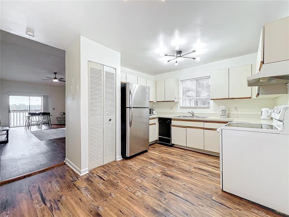 For Rent: $1,650 (3 beds, 2 baths, 1310 Square Feet)