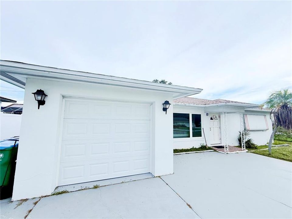 For Rent: $1,975 (2 beds, 1 baths, 936 Square Feet)