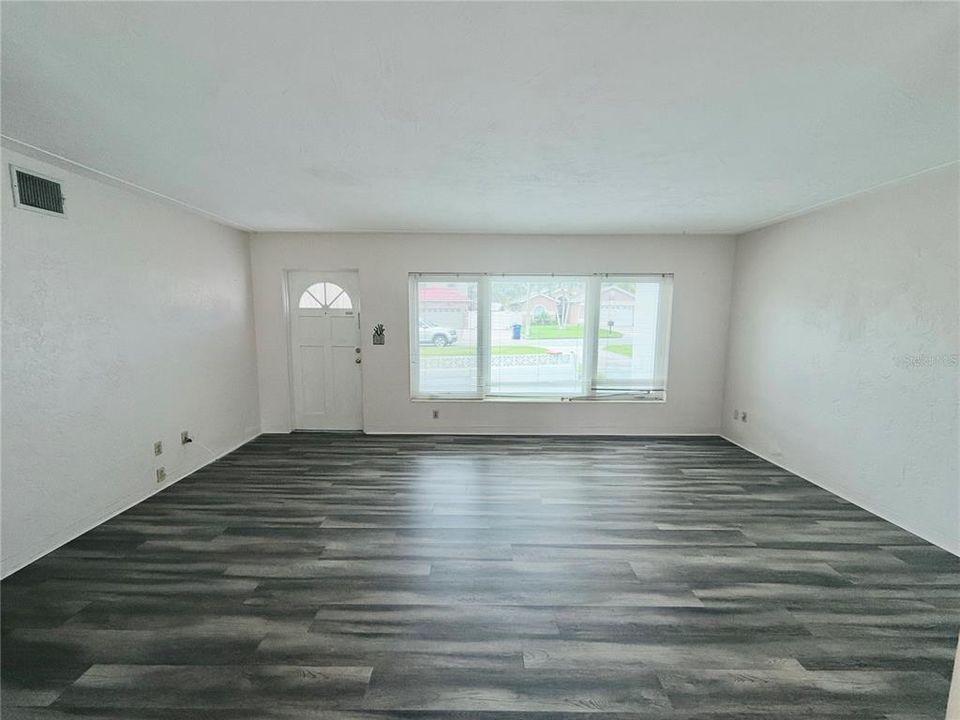 For Rent: $1,975 (2 beds, 1 baths, 936 Square Feet)
