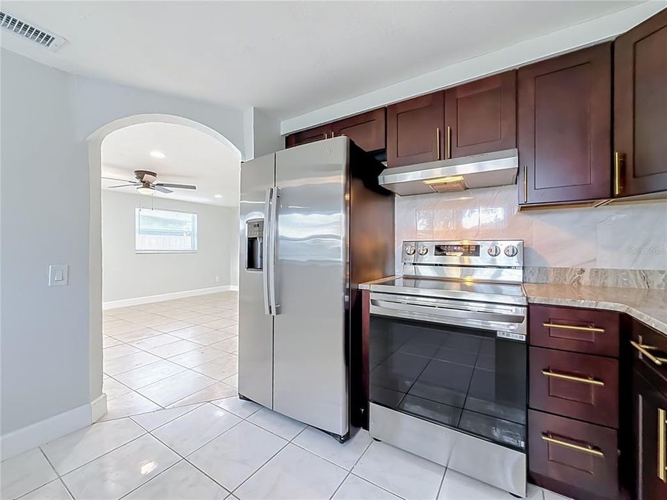 For Sale: $389,800 (4 beds, 2 baths, 1276 Square Feet)