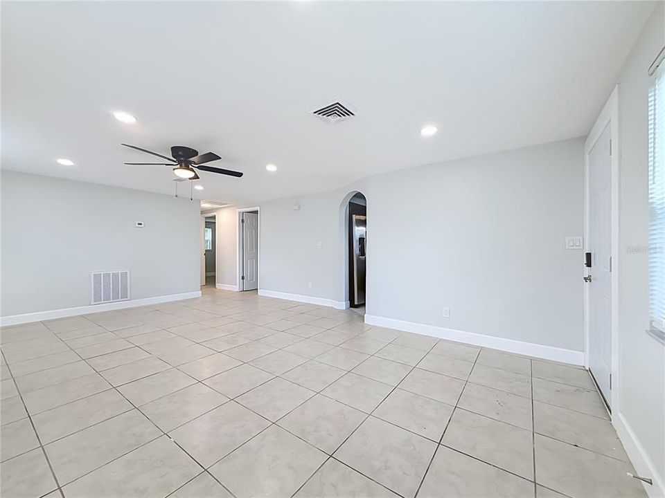 For Sale: $389,800 (4 beds, 2 baths, 1276 Square Feet)