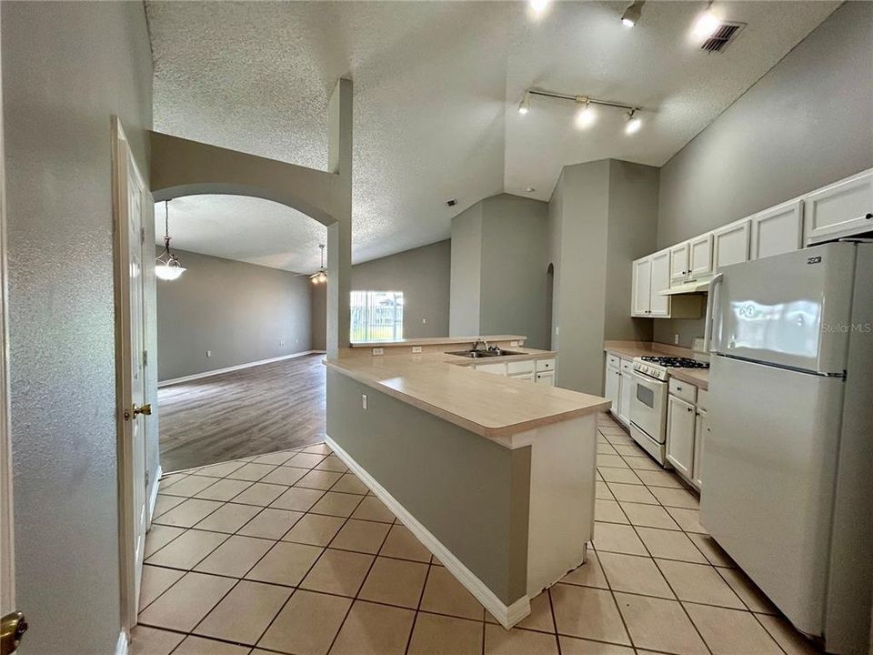 For Rent: $1,995 (4 beds, 2 baths, 1804 Square Feet)