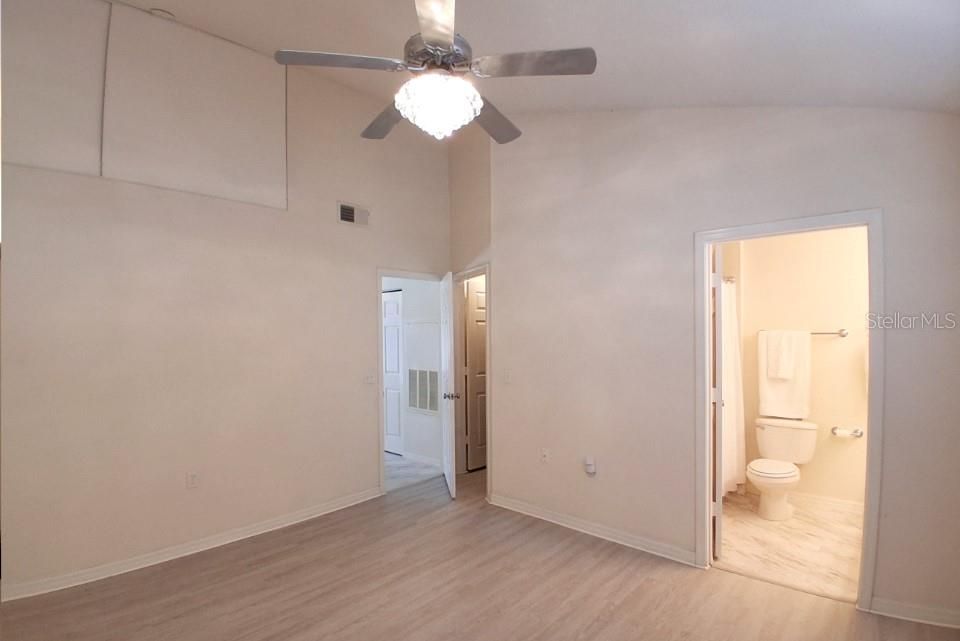 For Sale: $199,900 (1 beds, 1 baths, 965 Square Feet)