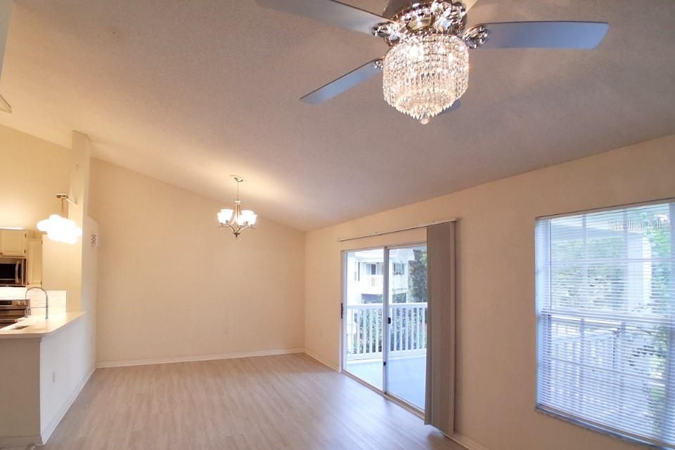 For Sale: $199,900 (1 beds, 1 baths, 965 Square Feet)