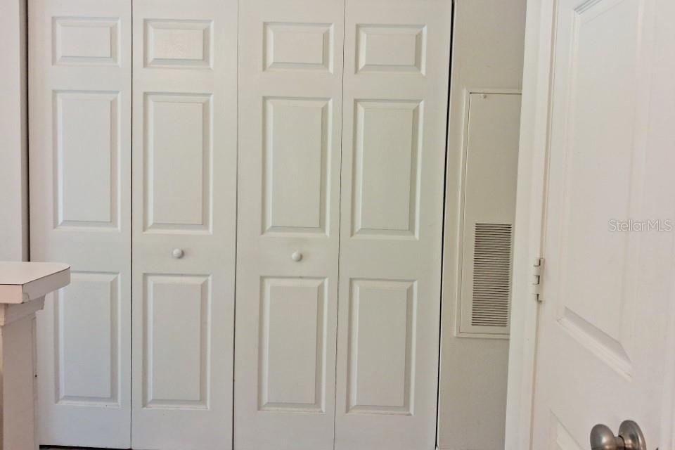 For Sale: $199,900 (1 beds, 1 baths, 965 Square Feet)
