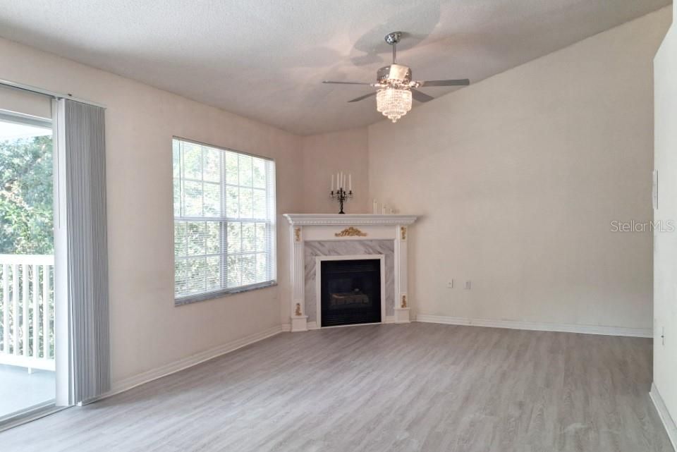 For Sale: $199,900 (1 beds, 1 baths, 965 Square Feet)
