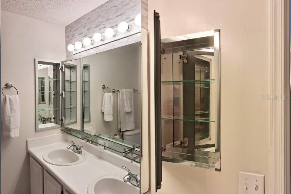 For Sale: $199,900 (1 beds, 1 baths, 965 Square Feet)