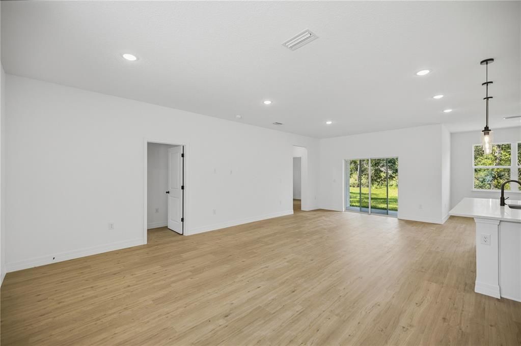 На продажу: $305,000 (4 спален, 3 ванн, 1805 Квадратных фут)