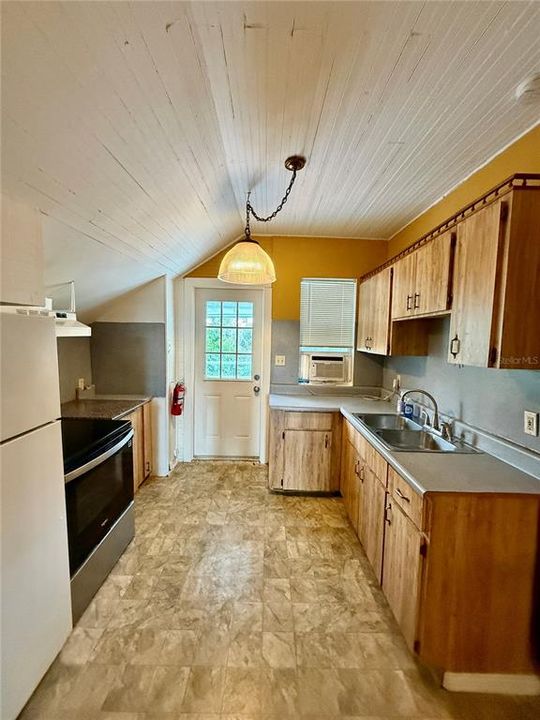 For Rent: $1,000 (1 beds, 1 baths, 600 Square Feet)