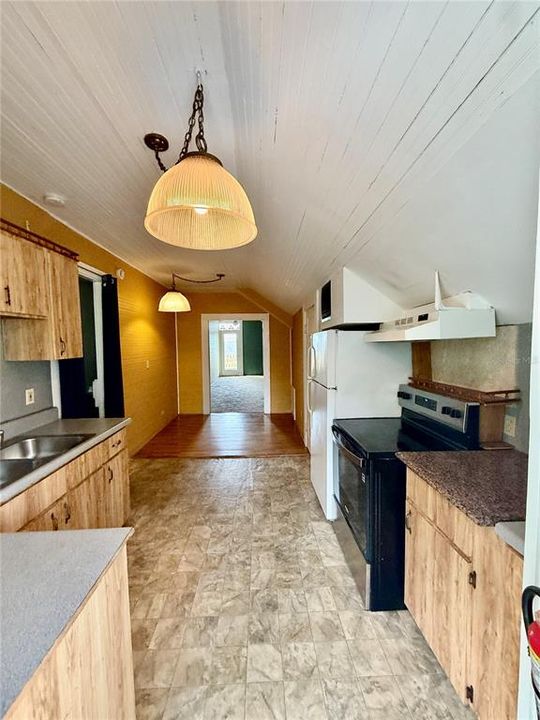 For Rent: $1,000 (1 beds, 1 baths, 600 Square Feet)