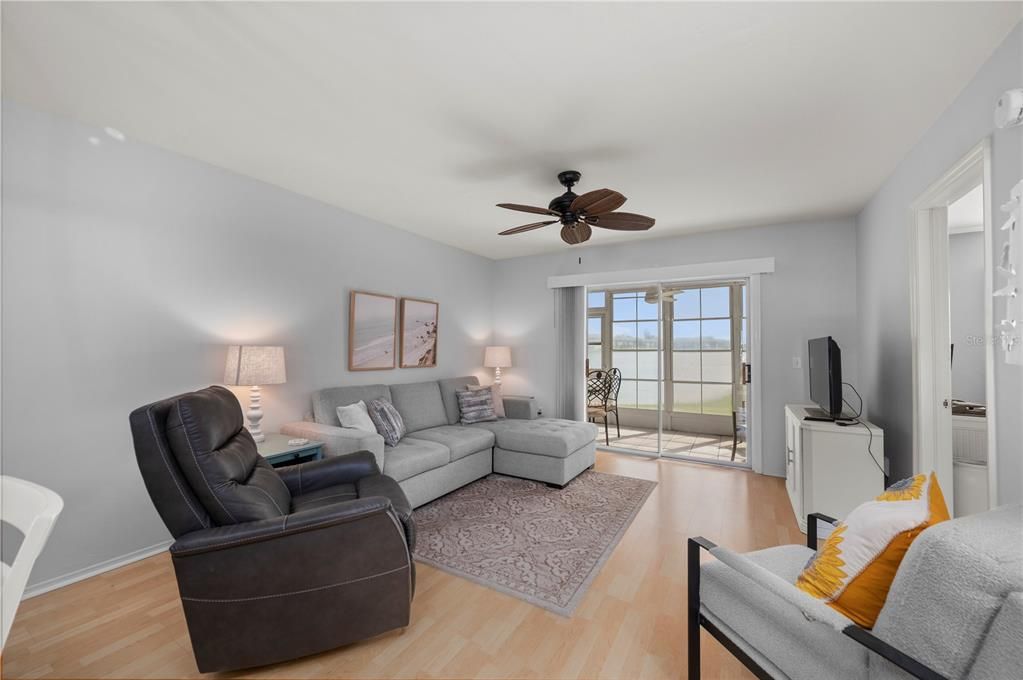 For Sale: $139,000 (2 beds, 2 baths, 1044 Square Feet)