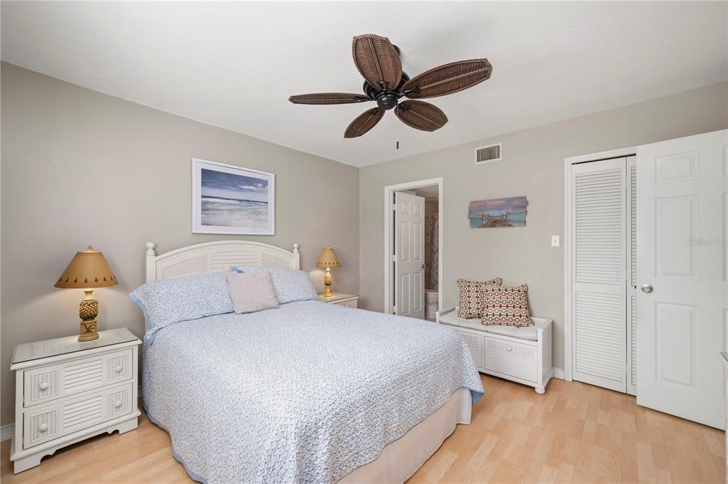 For Sale: $139,000 (2 beds, 2 baths, 1044 Square Feet)