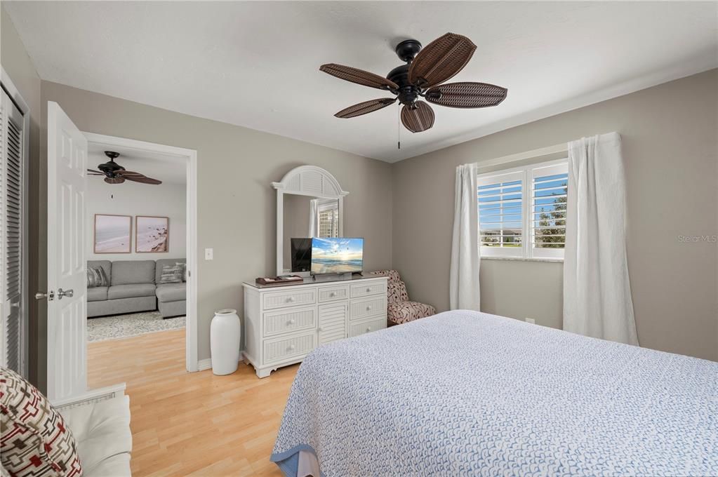 For Sale: $139,000 (2 beds, 2 baths, 1044 Square Feet)