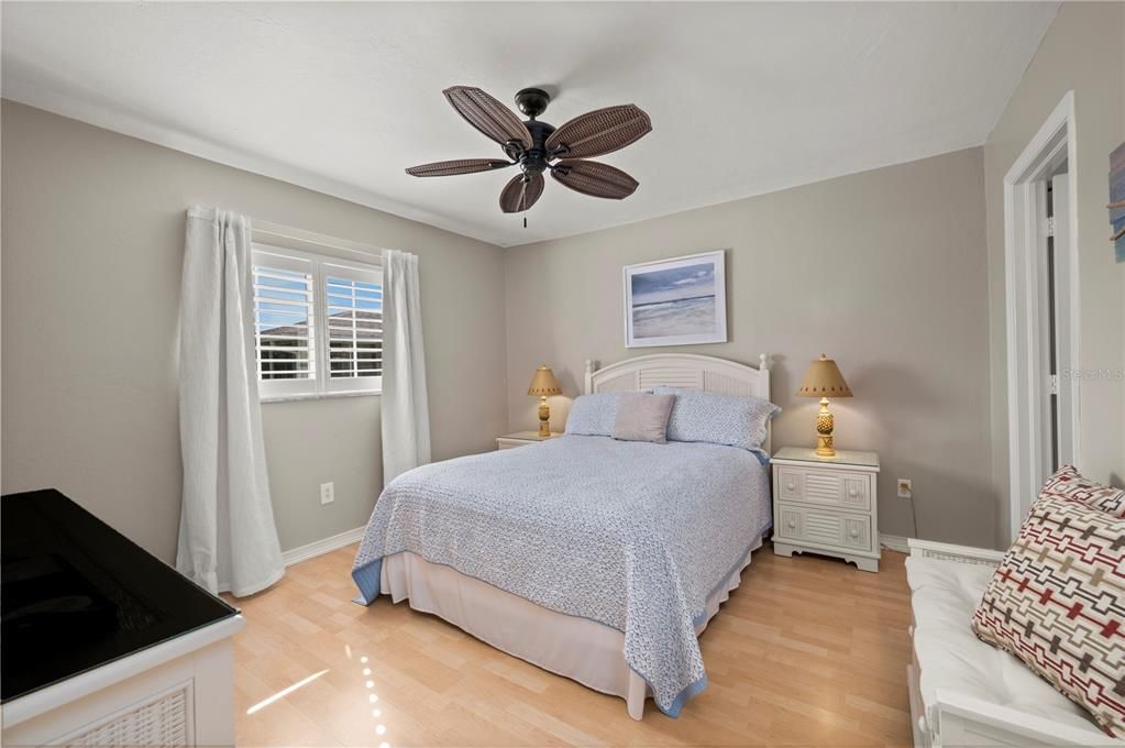 For Sale: $139,000 (2 beds, 2 baths, 1044 Square Feet)