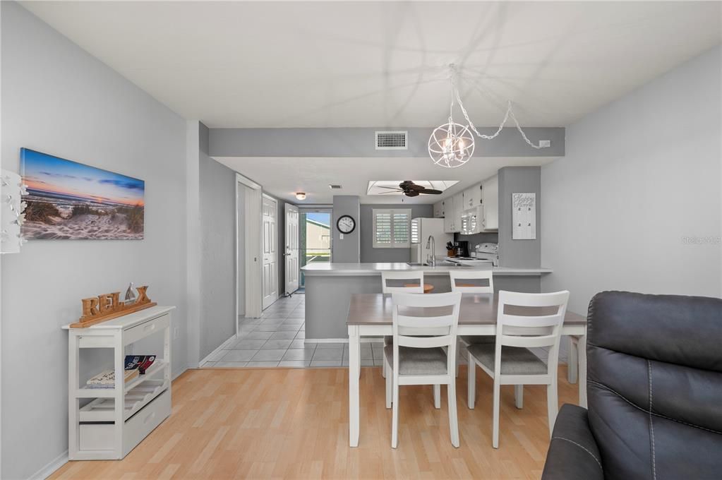 For Sale: $139,000 (2 beds, 2 baths, 1044 Square Feet)
